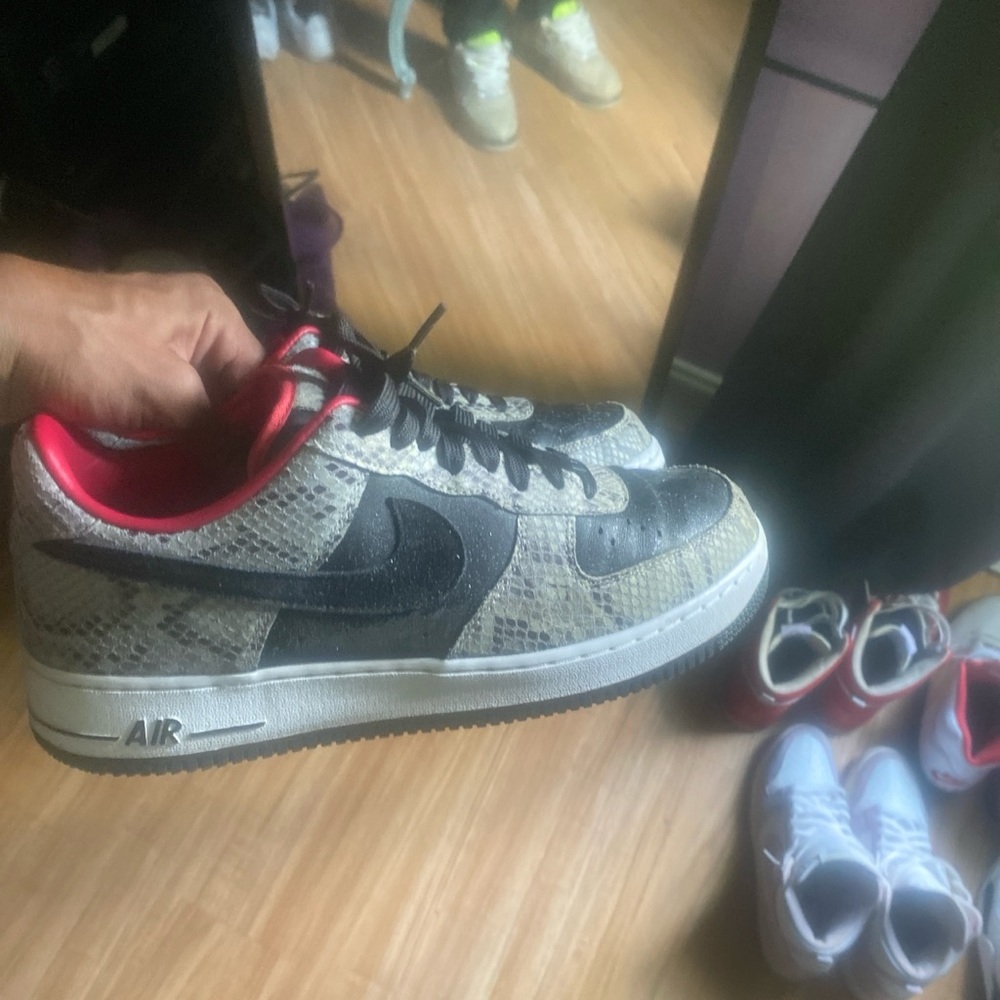 Nike Sneakers with Red Interior and Black Sole - Picture 4 of 8